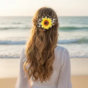 Peigne tournesol fait main avec feuilles argentées et perles pour un look de mariage à la plage
