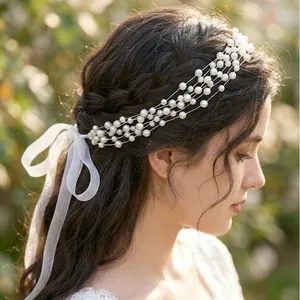 Fascia per capelli in perle multistrato fatta a mano con nastro in organza bianco