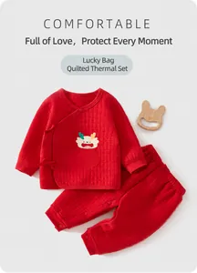 Detailansicht des roten gesteppten Baby-Thermosets mit Drachenstickerei