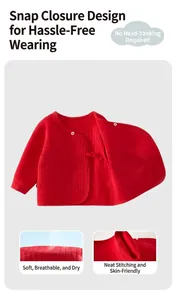 Detailansicht der gesteppten Babyjacke in Rot, atmungsaktiver Stoff und saubere Nähte