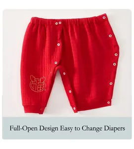 Detailansicht der roten gesteppten Babyhose mit durchgehender Knopfleiste zum Wickeln