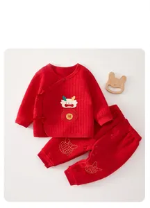 Detailansicht eines roten, gesteppten Thermo-Baby-Sets mit festlicher Drachenstickerei
