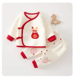 Detail des Thermo-Unterwäsche-Sets für Babys mit Steppstoff und festlicher Stickerei
