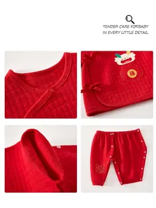 Rotes gestepptes Baby-Thermourunterwäsche-Set mit festlichen Stickereidetails zum Neujahr