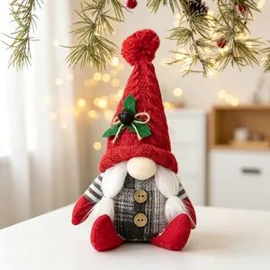 Detailansicht eines handgemachten Weihnachtsgnoms mit roter Strickmütze