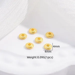 Nahaufnahme von 4mm vergoldeten S925 Silber Abstandsperlen für DIY Schmuck Armbänder