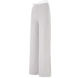 Seitenansicht der grauen Yoga-Hose für Damen mit weitem Bein und feinem Taillenband