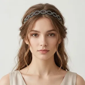 Detailansicht eines edlen Strass-Stirnbands mit Unendlichkeits-Muster an einem Model