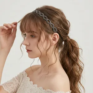 Eleganter silberner Strass-Haarreif mit Unendlichkeitswellenmuster an einem Model