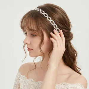 Elegantes elastisches Strass-Stirnband mit Unendlichkeitsmuster getragen von Modell