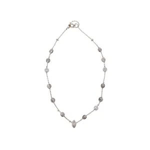 Elegante silberne Kristall-Choker-Halskette mit Blatt- und Rundanhängern auf weißem Grund.