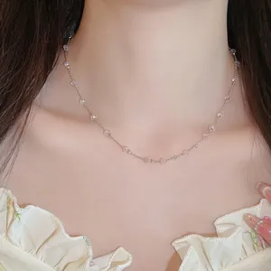 Detailansicht einer feinen Silberkette mit schimmernden rosa Kristallperlen für Damen