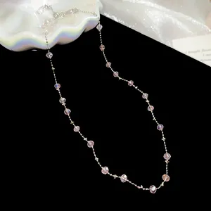 Detailansicht einer facettierten rosa Kristallperlenkette an einer feinen Silberkette.