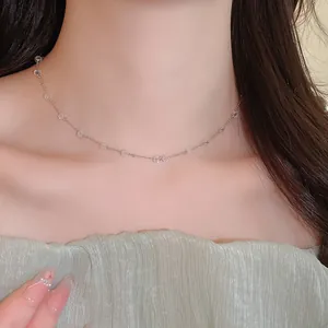 Elegante Halskette mit Kristallperlen auf einem Modelhals für einen Sommer-Look
