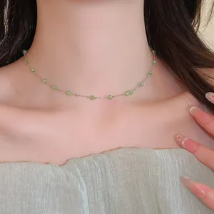 Detailaufnahme einer süßen grünen Kristallperlen-Halskette auf einem eleganten Schlüsselbein