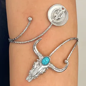 Gedetailleerde close-up van een Western cowboy armband met turquoise stierenkop en hoed