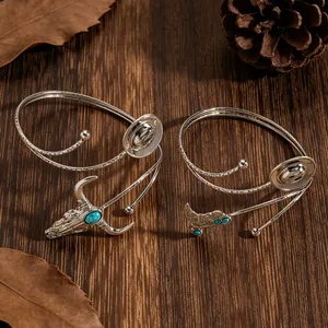 Detailweergave van de cowboy-armbanden met turkoois, stierenschedel- en laarsmotieven.