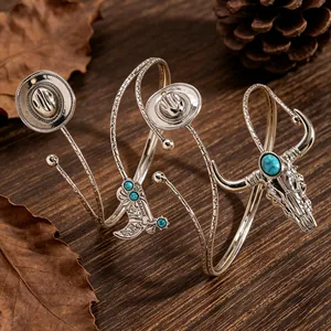 Detailweergave van de cowboy-armband met stierenschedel en mooie blauwe turkooissteen