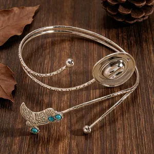 Detailopname van een retro cowboy armband met turquoise laars- en hoeddetails