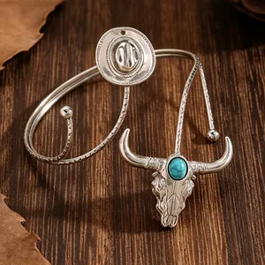 Detailopname van retro Western cowboy turquoise bovenarmbanden met stierkop en hoed.