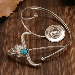Detailopname van een western cowboy armband met turquoise steen en stierenschedel motief