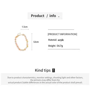 Vue détaillée du collier en perles acryliques avec longueur 52cm et perles de 1,5cm.