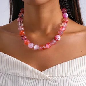 Vue détaillée d'un collier en acrylique élégant avec des perles marbrées colorées sur modèle