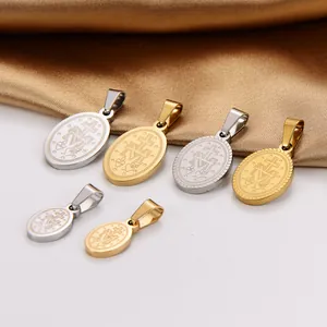 Vista detallada de medallas religiosas ovales de acero inoxidable en oro y plata