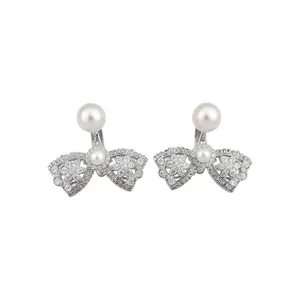 Eleganti orecchini a perno a fiocco in argento con perle bianche e zirconi brillanti