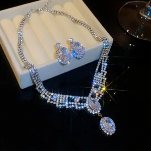Detailopname van schitterende zirkonia ovale hanger halsketting en oorbellen set