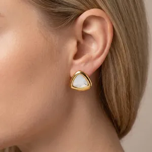 Detailansicht eleganter goldfarbener Dreieck-Muschelohrstecker mit Diamantakzent