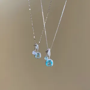 Gros plan du pendentif élégant en zircon bleu menthe avec des détails scintillants.