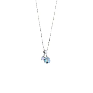 Collier élégant avec pendentif en zircone bleu clair de forme carrée et chaîne argent.