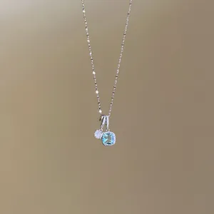 Détail du collier avec pendentif en zircon bleu menthe et éclats de cristaux brillants