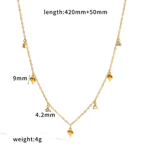 Detail van de gouden roestvrijstalen ketting met hartjes en zirkonia