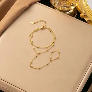 Vista dettagliata dell'elegante collana a catena a sfere multistrato dorata con finitura