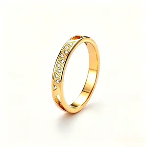 Nahaufnahme eines CNC-gravierten Edelstahlrings mit eleganten Diamantmustern für Damen.