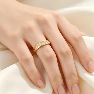 Nahaufnahme von CNC-graviertem Edelstahlring mit Zirkonia an weiblicher Hand