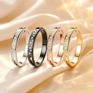 Detaillierte Ansicht der CNC-gravierten Edelstahlringe mit Diamanten in vier Farben