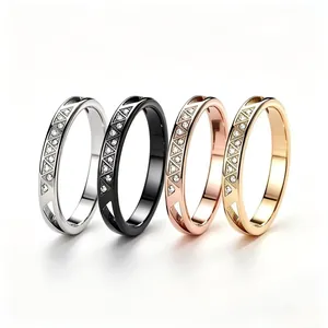 Set aus vier CNC-gravierten Edelstahlringen mit diamantbesetzten Dreiecksmustern.