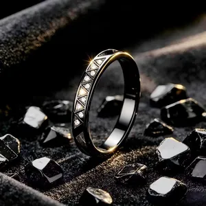 Nahaufnahme eines schwarzen CNC-gravierten Edelstahlrings mit funkelnden Strasssteinen