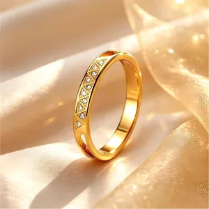 Nahaufnahme eines vergoldeten Edelstahlrings mit CNC-gravierten Diamantfassungen