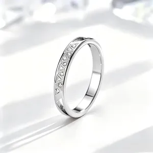 Detailansicht eines CNC-gravierten Edelstahlrings mit feinem dreieckigem Strassmuster