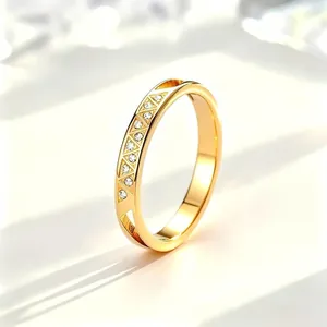 Nahaufnahme eines CNC-gravierten Edelstahlrings in Gold mit Dreiecksmuster und Diamanten