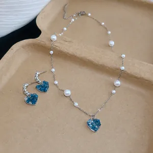 Élégant ensemble de bijoux boucles d'oreilles cœur bleu et collier, perles sur chaîne
