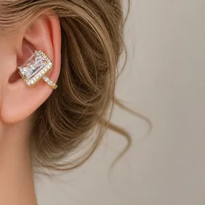 Manchette d'oreille élégante plaquée or 18 carats avec zircon rectangulaire brillant