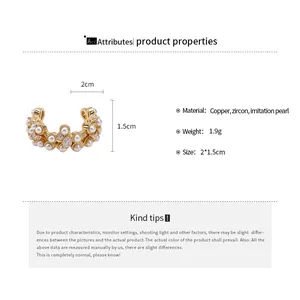 Vue détaillée du ear cuff doré avec perles et zircons, montrant dimensions et matériaux.