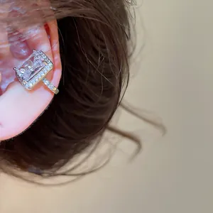 Vue détaillée d'une manchette d'oreille à halo en CZ rectangulaire sur une oreille