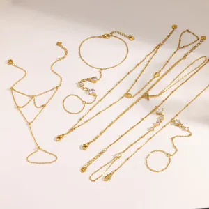 Vista detallada de joyas de acero inoxidable doradas con cristales brillantes