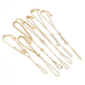 Detalle de seis pulseras con anillo de acero inoxidable dorado y circonitas brillantes